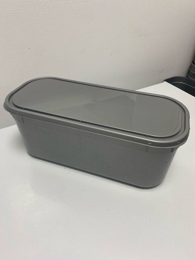 Secchio in plastica grigia con coperchio