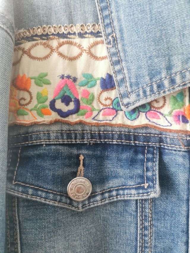 Cazadora Vaquera Bordada La Morena