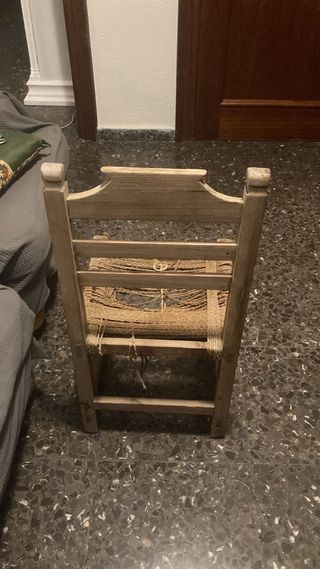 Silla muy antigua de madera y cuerda