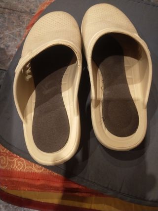 Zuecos Crocs beige talla 41
