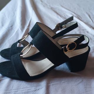 Tacones negros