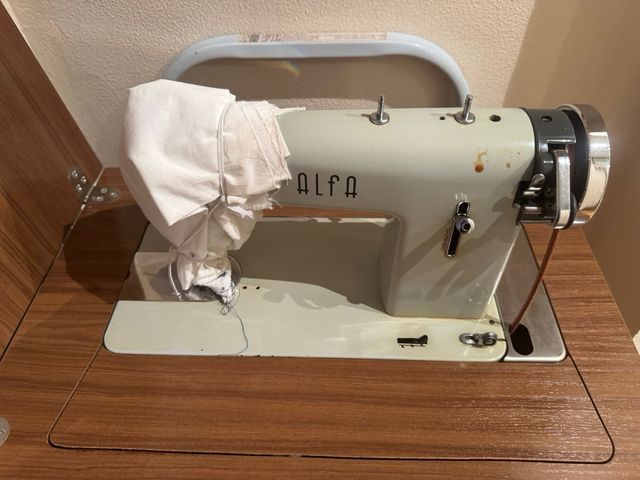 Máquina coser Alfa + mueble