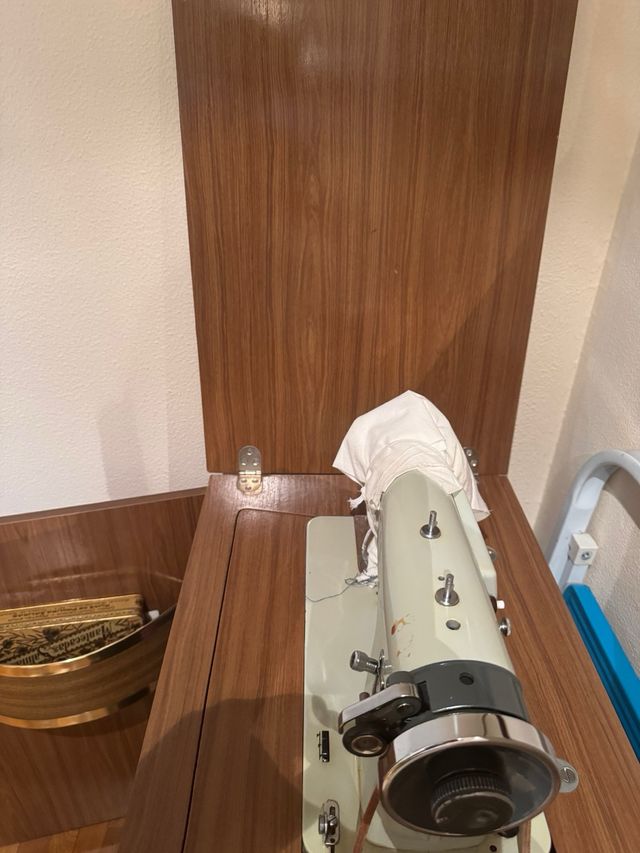 Máquina coser Alfa + mueble