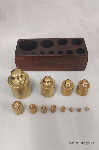 Antiguo juego de pesos.