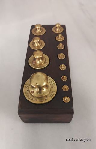 Antiguo juego de pesos.