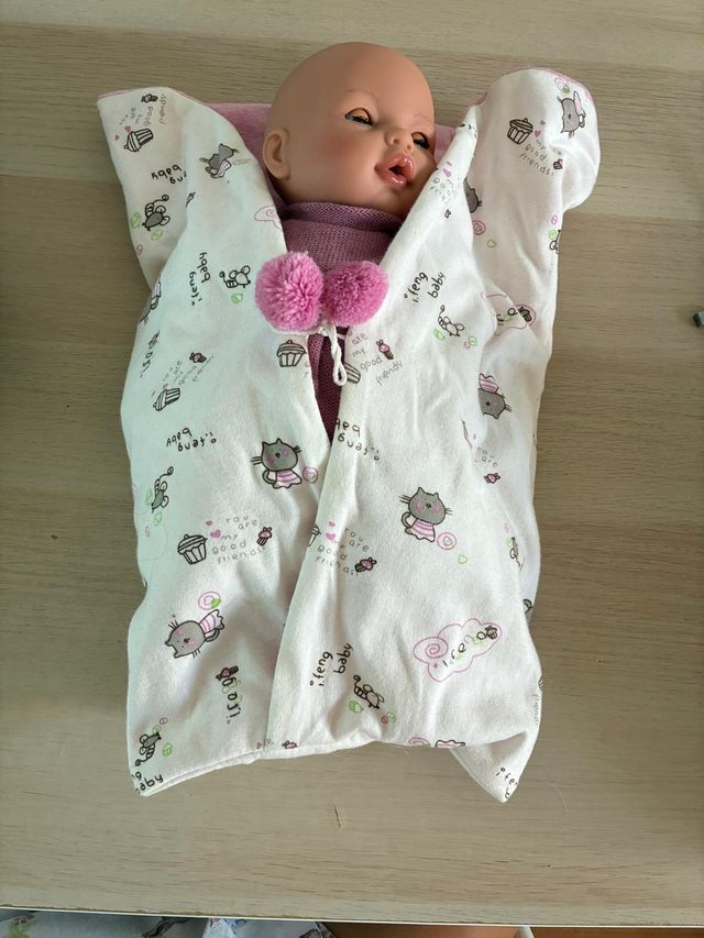 Muñeco bebé y manta