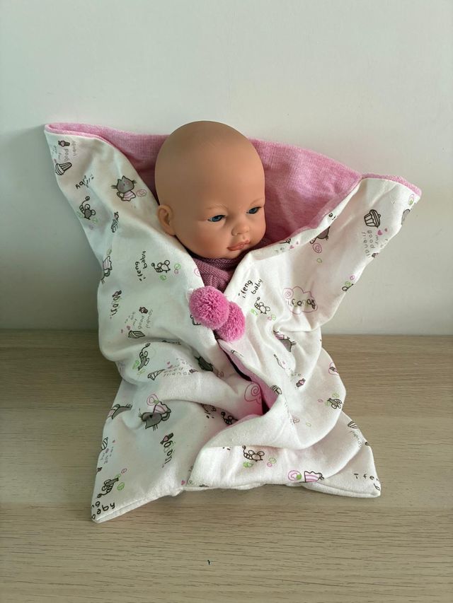 Muñeco bebé y manta