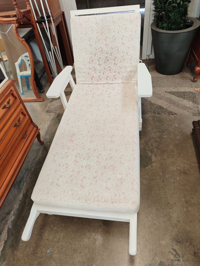 Tumbona blanca de madera