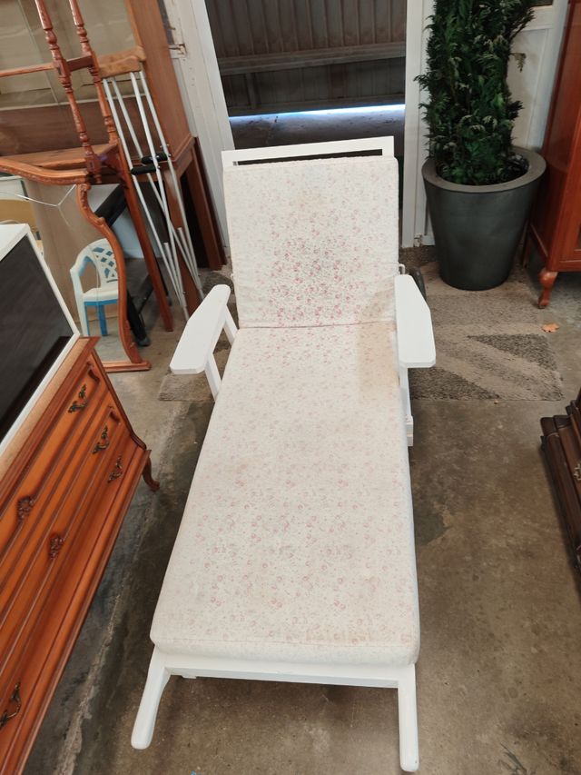 Tumbona blanca de madera