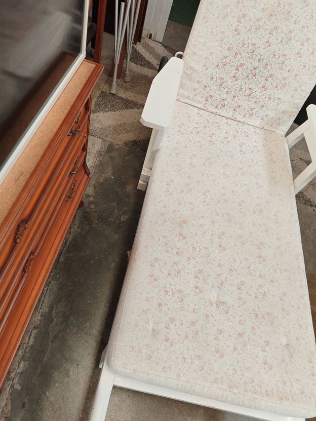 Tumbona blanca de madera