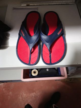 Chanclas Boomerang azules y rojas