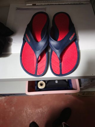 Chanclas Boomerang azules y rojas
