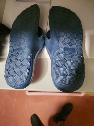 Chanclas Boomerang azules y rojas