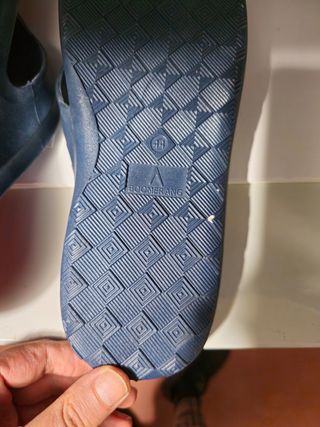 Chanclas Boomerang azules y rojas