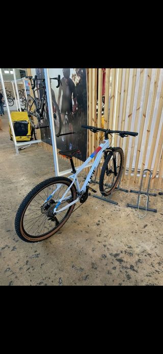 Bicicleta montaña Cube blanca