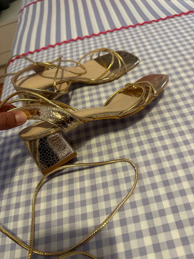 Sandalias doradas tacón bajo