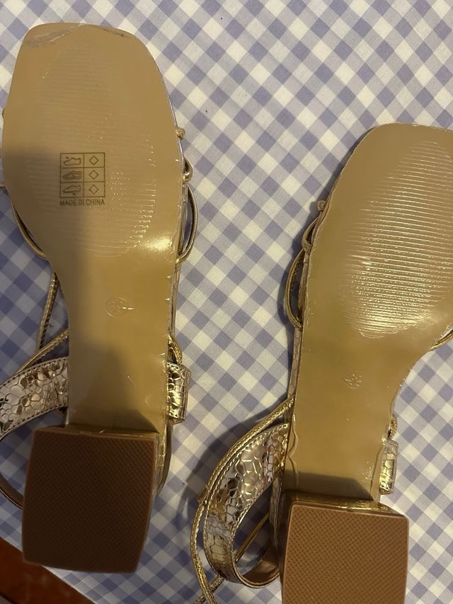 Sandalias doradas tacón bajo