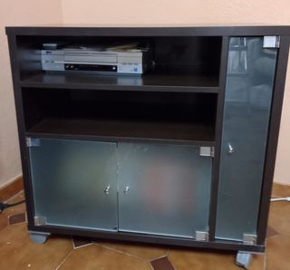 Mesa TV con puertas de cristal