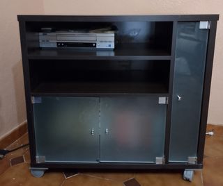 Mesa TV con puertas de cristal