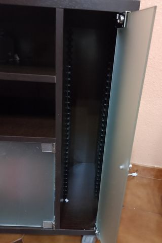 Mesa TV con puertas de cristal