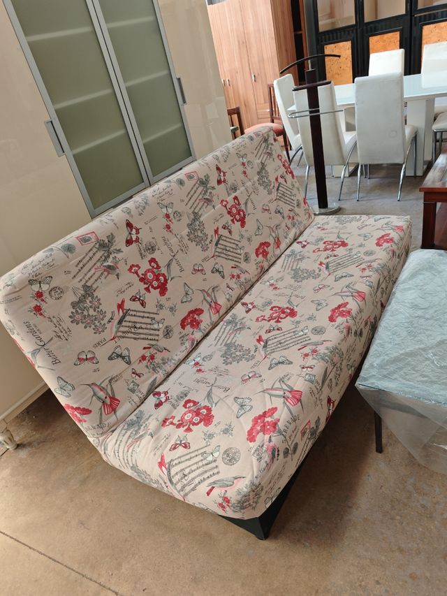 Sofá cama plegable beige y rojo