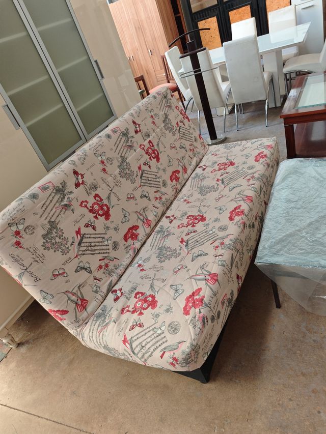 Sofá cama plegable beige y rojo