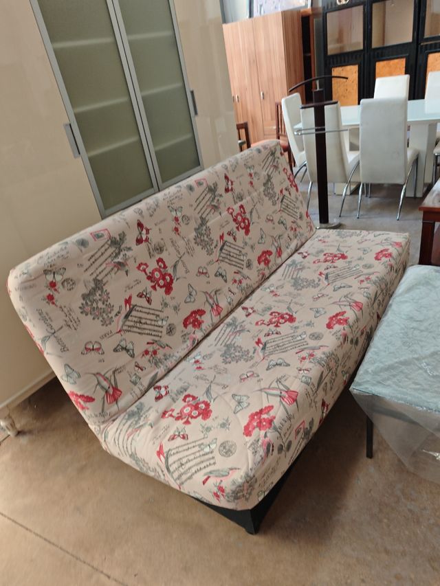 Sofá cama plegable beige y rojo