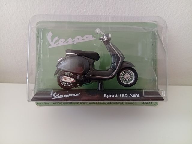Modellino Vespa Sprint 150 ABS 1:18