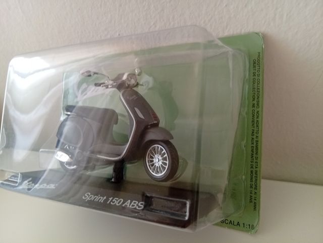 Modellino Vespa Sprint 150 ABS 1:18