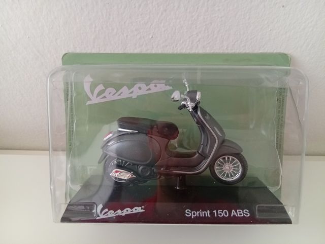 Modellino Vespa Sprint 150 ABS 1:18