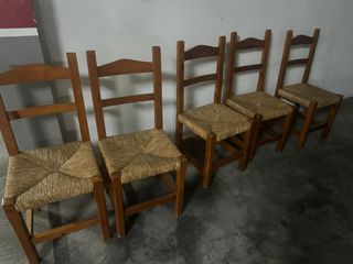 5 sillas mimbre y madera