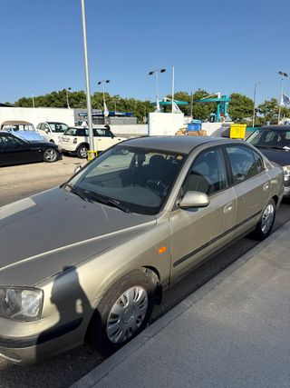 Hyundai Elantra - Vehículo.