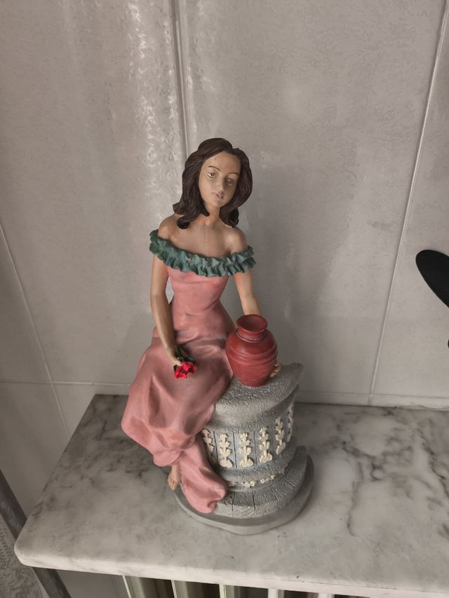 Estatua mujer jarrón
