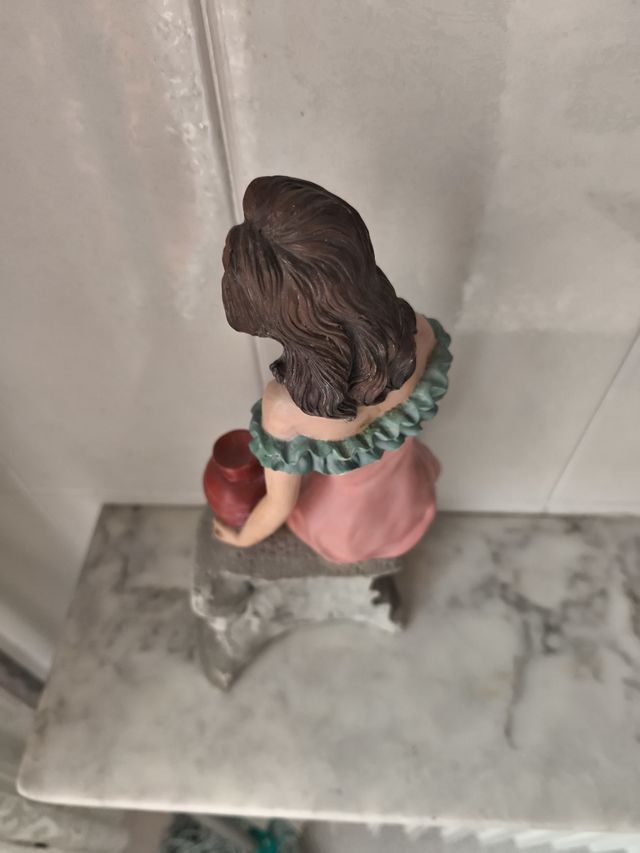 Estatua mujer jarrón