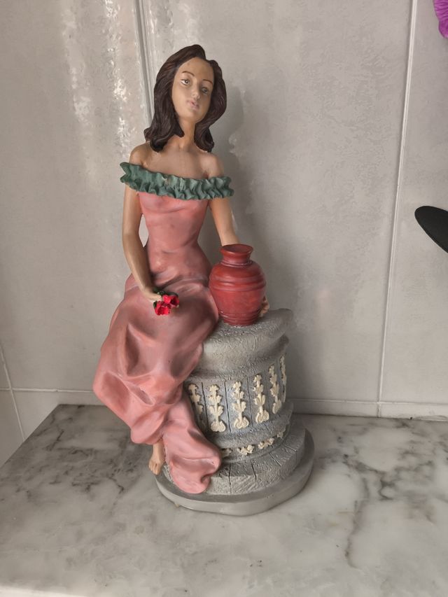 Estatua mujer jarrón