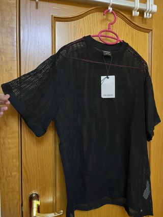 Camiseta negra Pull&Bear rejilla