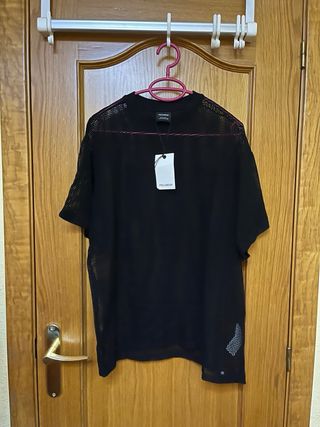 Camiseta negra Pull&Bear rejilla