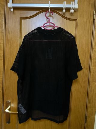 Camiseta negra Pull&Bear rejilla