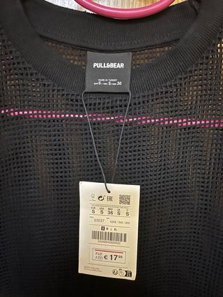 Camiseta negra Pull&Bear rejilla