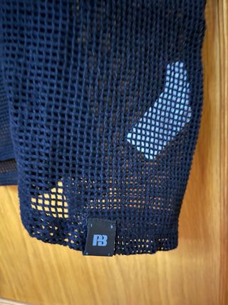 Camiseta negra Pull&Bear rejilla