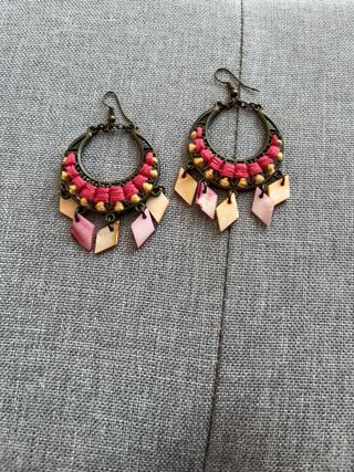 Pendientes dorados y rosas