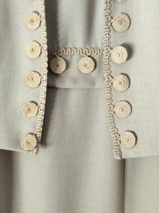 Vestido beige con chaqueta