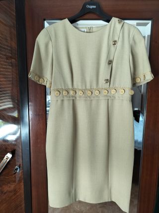 Vestido beige con chaqueta