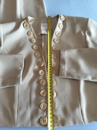 Vestido beige con chaqueta