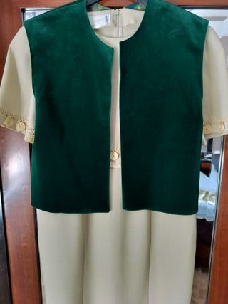 Vestido beige con chaqueta