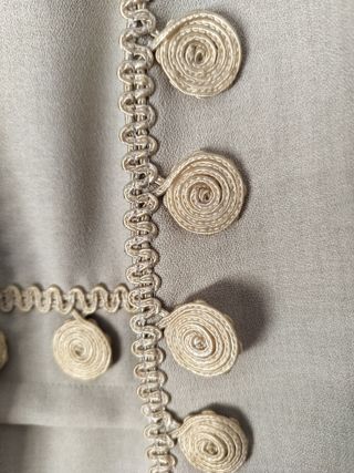 Vestido beige con chaqueta