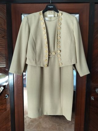 Vestido beige con chaqueta