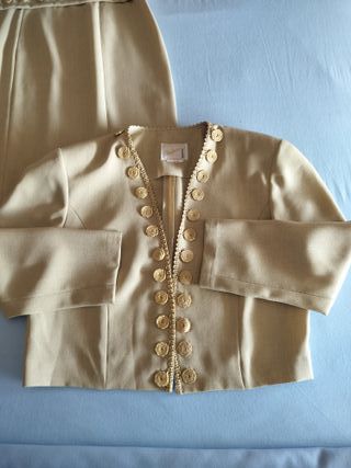 Vestido beige con chaqueta