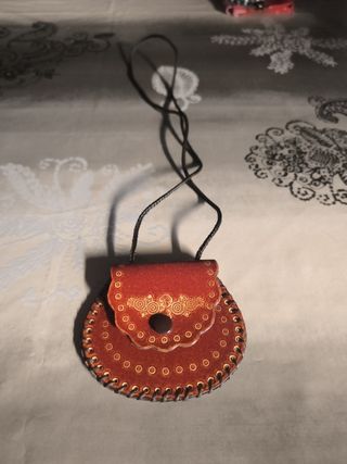 Bolsito bandolera cuero marrón.