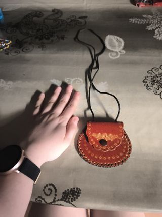Bolsito bandolera cuero marrón.